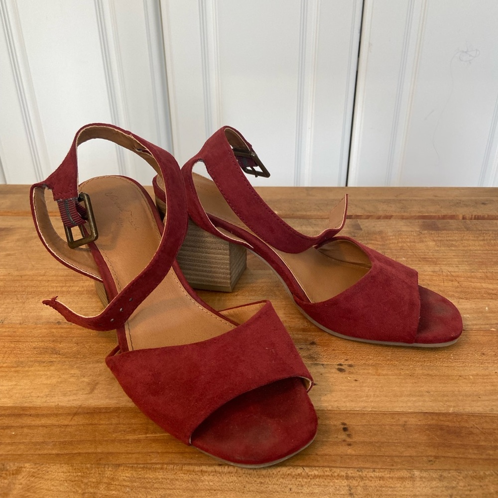 Universal Thread Red Suede Size 6 1/2 Block Heels